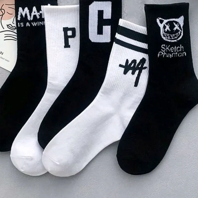 Calcetines con graficos en blanca y en negro 