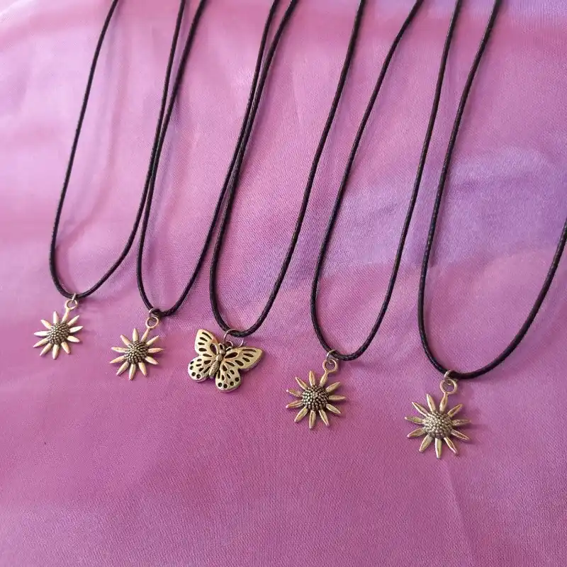 Collar de girasol y mariposa