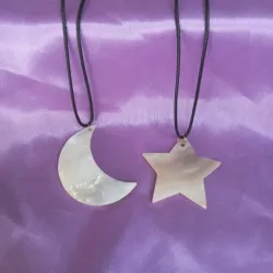 Collar de nácar en formato de luna y estrella