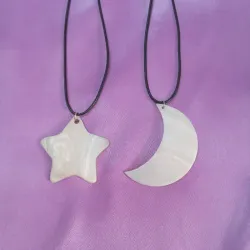 Collar de nácar en formato de luna y estrella