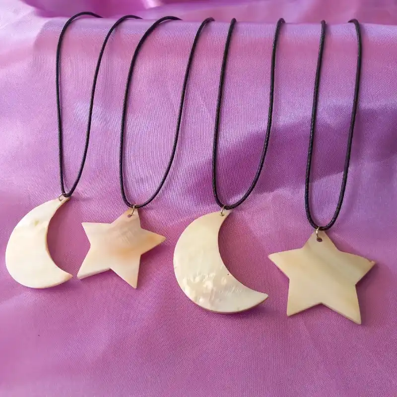 Collar de nácar en formato de luna y estrella
