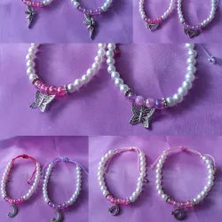 Pulseras con dijes y perlas 