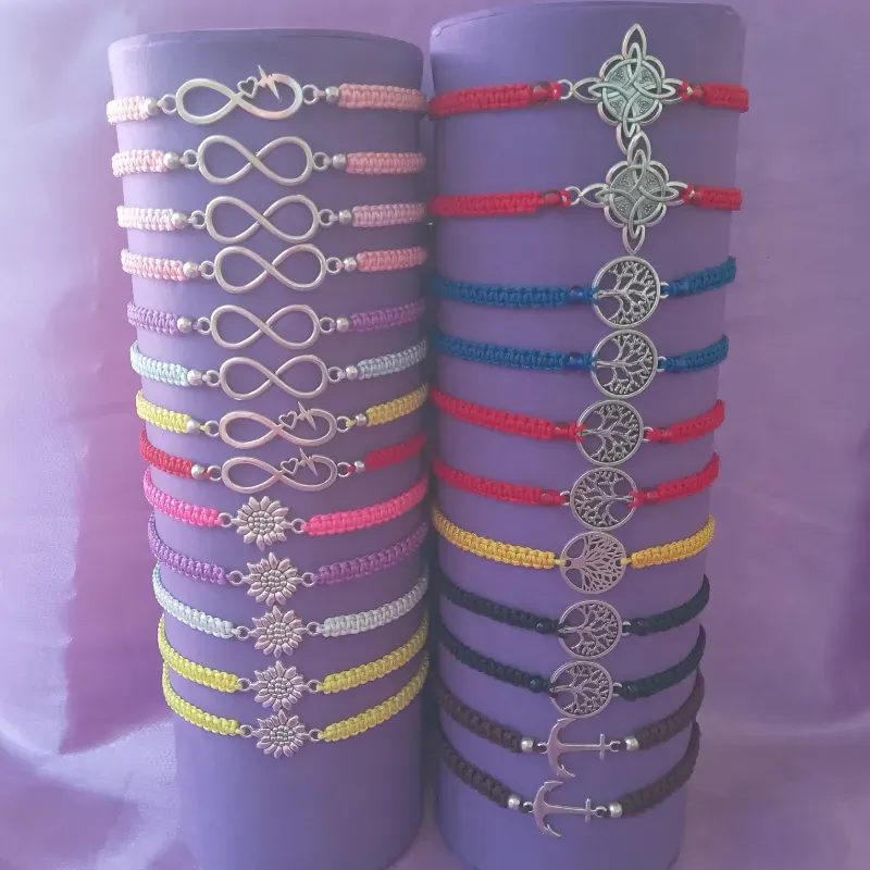 Pulseras tejidas con conectores