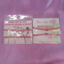 Pulseras tejidas con corazón rojo