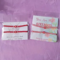 Pulseras tejidas con corazón rojo