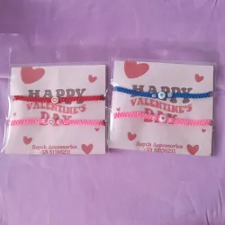 Pulseras tejidas con corazón rosado, azul y rojo