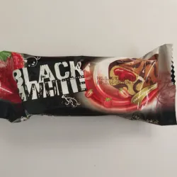 Pastel de mosaico relleno con salsa de fresa Black & White