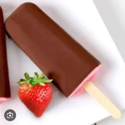 Paletas de fresa con envoltura de chocolate