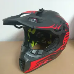 Casco de moto negro mate y rojo 