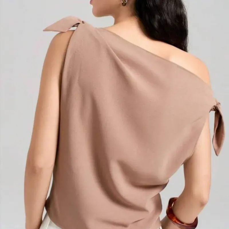 Blusa anudada en los hombros 