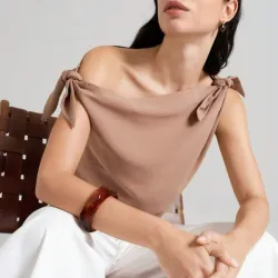 Blusa anudada en los hombros 