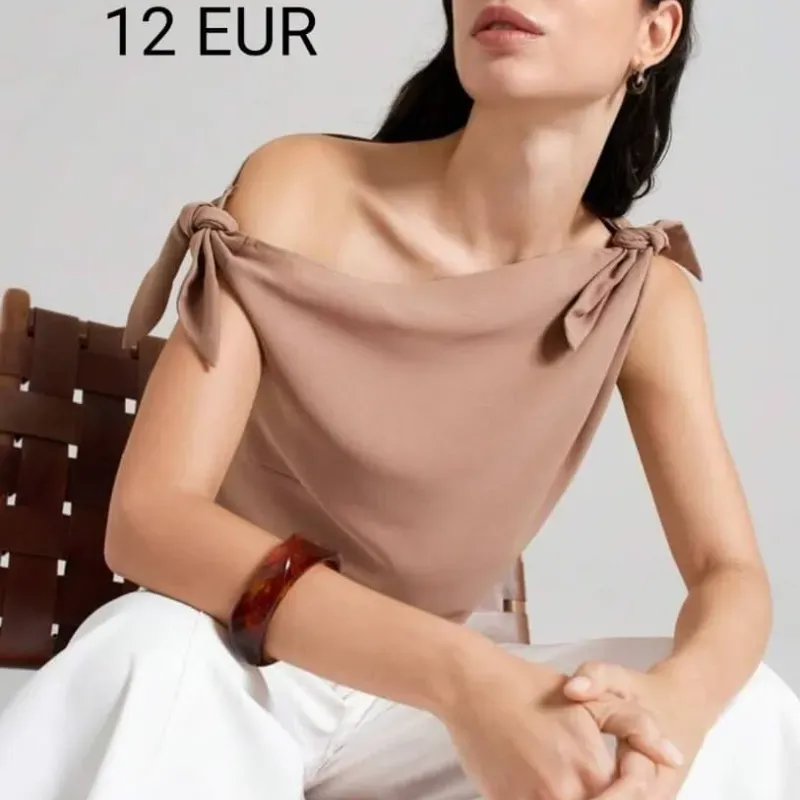 Blusa anudada en los hombros 