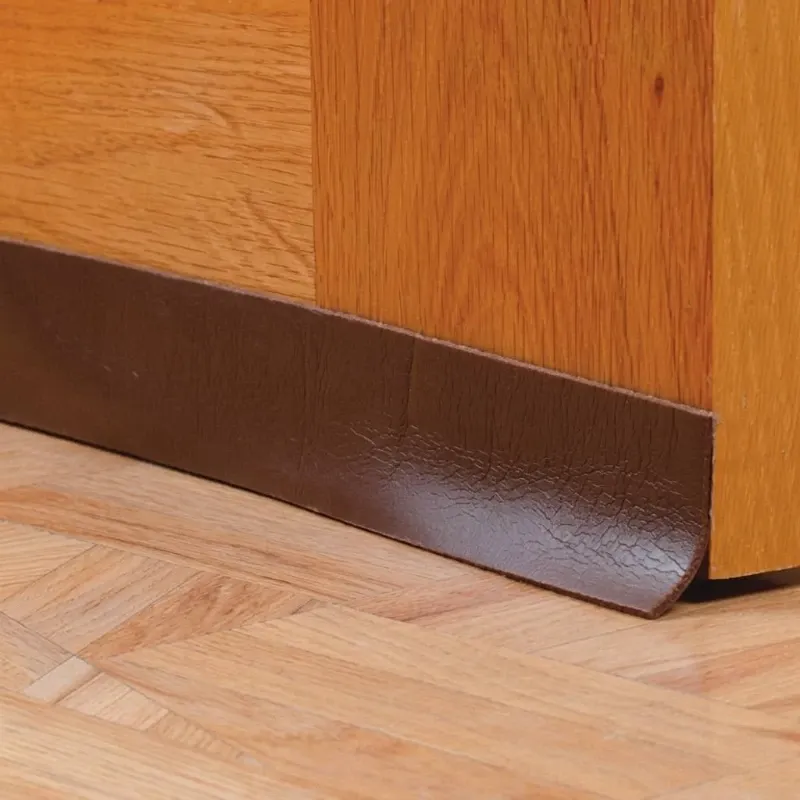 Burlete autoadhesivo de PVC para bajos de puertas