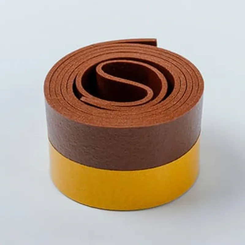 Burlete autoadhesivo de PVC para bajos de puertas