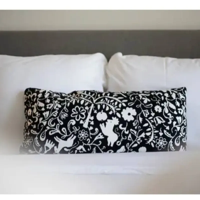 Cojín rectangular en blanco y negro
