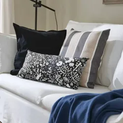 Cojín rectangular en blanco y negro