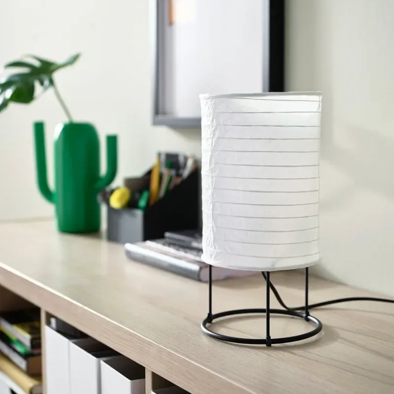 Lámpara de mesa con pantalla de papel