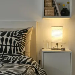 Lámpara de mesa con pantalla de papel