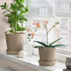 Planta artificial con orquídea 