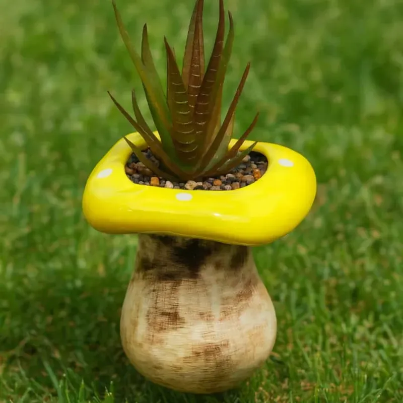 Maceta tipo hongo con planta artificial 