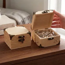 Mini cofre de madera