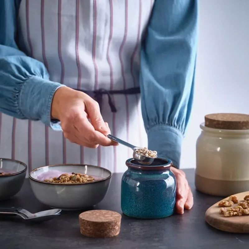 Pote azul de cerámica con tapa de corcho