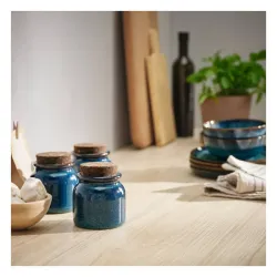 Pote azul de cerámica con tapa de corcho