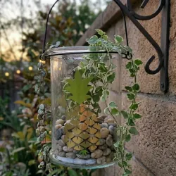 Pote decorado con imagen de piña