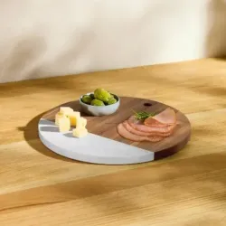 Tabla de madera y mármol