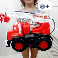 Camión de bomberos grande y hecha agua con una manguerita