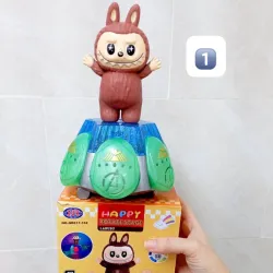 LABUBU SOBRE BASE COLORIDA CON MÚSICA