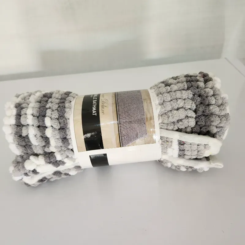 Alfombra de chenilla gris