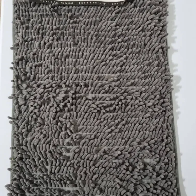 Alfombra de chenilla gris