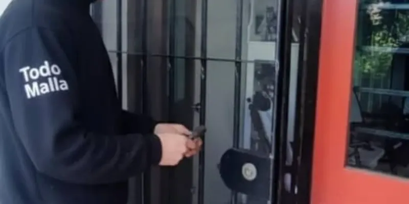 **Instalación de malla directa al metal con silicona caliente**