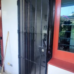 **Instalación de malla directa al metal con silicona caliente**