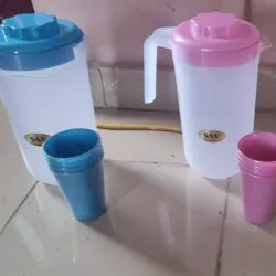Jarra plástica con vasos