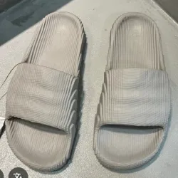 Chancletas grises 