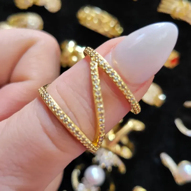 Anillo con piedras pequeñas 