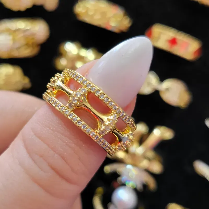 Anillo con piedras pequeñas 