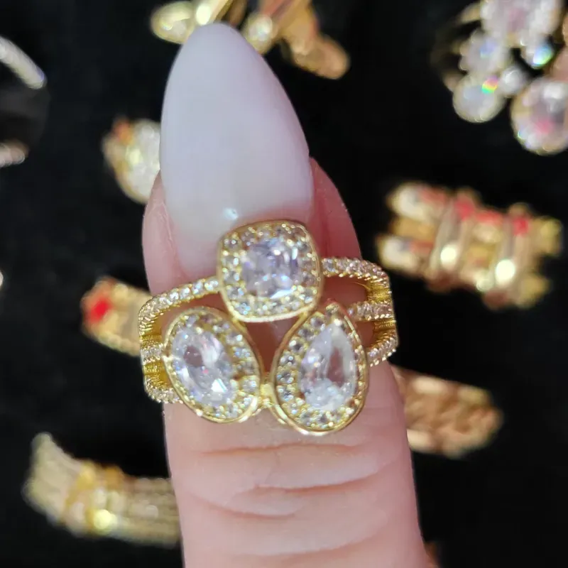 Anillo con piedras 