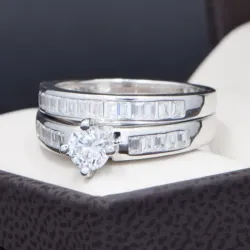 Anillo de compromiso con piedrecitas 