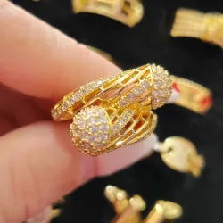Anillo de piedras pequeñas 