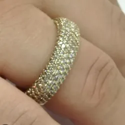 Anillo de piedras pequeñas 