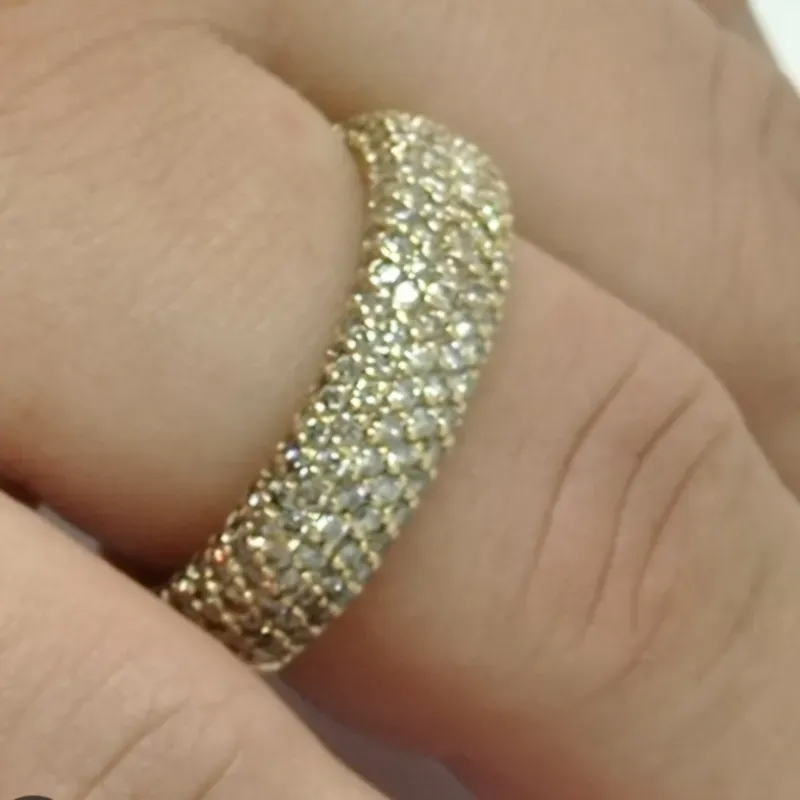 Anillo de piedras pequeñas 