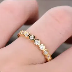 Anillo sencillo con piedrecitas 
