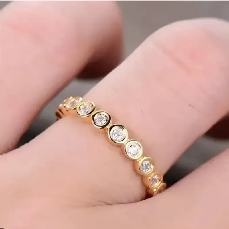 Anillo sencillo con piedrecitas 