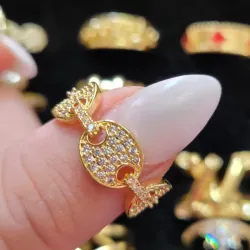 Anillo tipo GUCCI con piedrecitas pequeñas 
