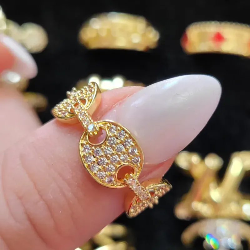 Anillo tipo GUCCI con piedrecitas pequeñas 