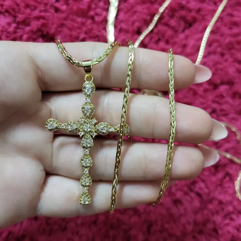 Cadena torcida con dije de crucifijo 