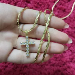 Cadena torcida con dije de crucifijo 